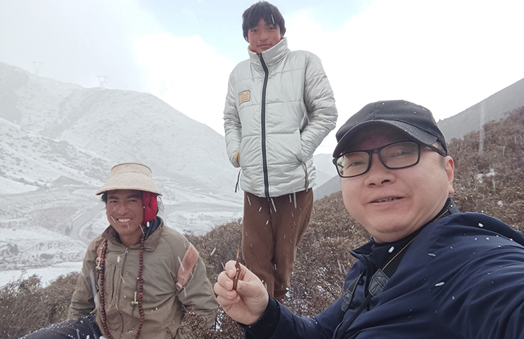 與藏族朋友在冰天雪地中尋覓冬蟲夏草.jpg